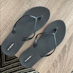 Okabashi black flip flops size 9